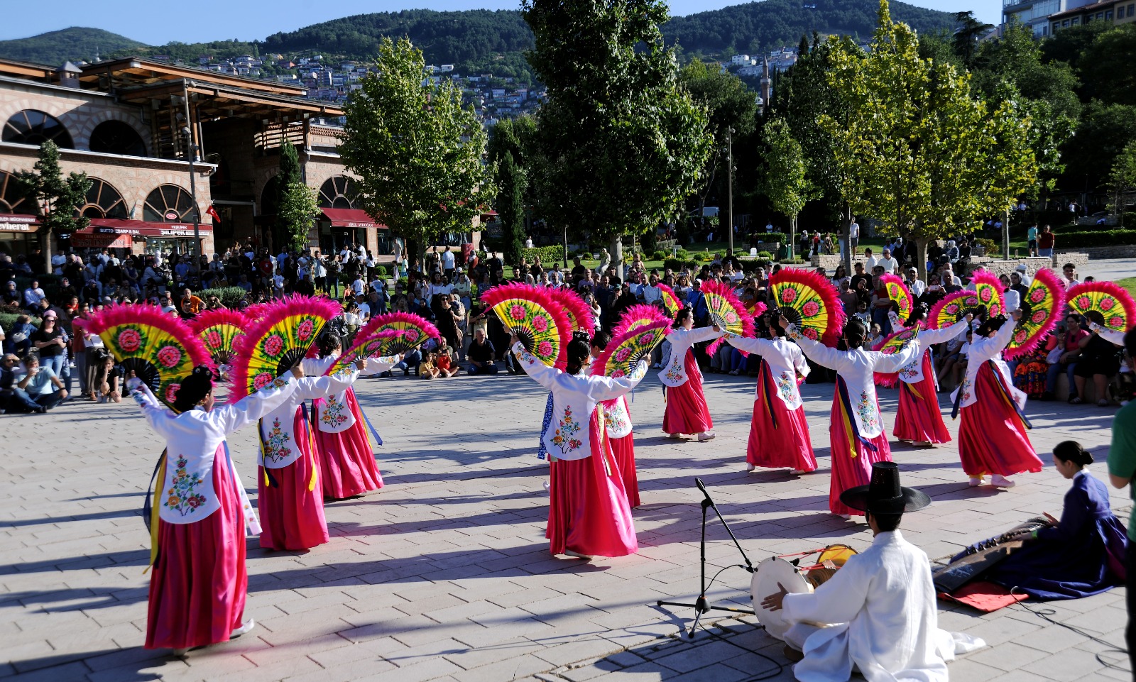 Halk Danslarının Ritmi Tarihin Kalbinde Yankılandı