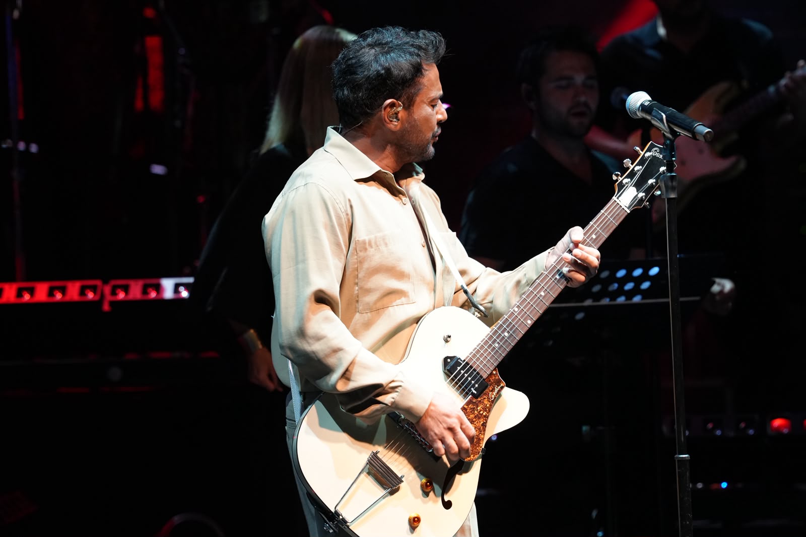 Emre Altuğ'dan müzik dolu gece